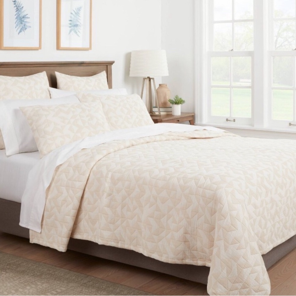 THRESHOLD White/ Cream Quilt 88x 92 in NWOT